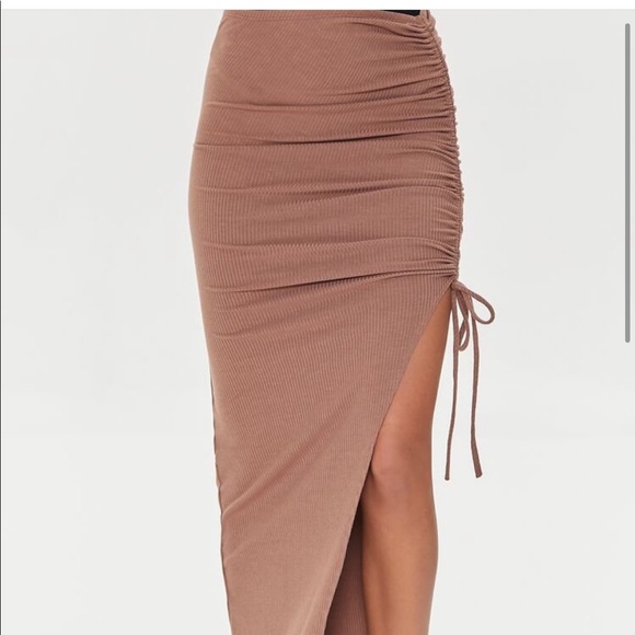 Ruched leg-slit maxi skirt - Picture 2 of 5
